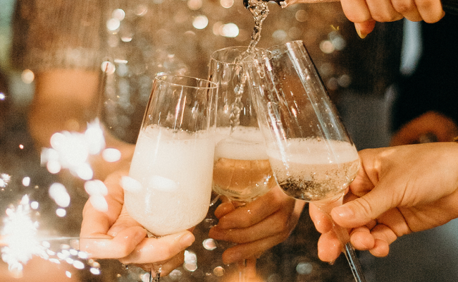 CHAMPAGNE, LE BOLLICINE FANNO “GIRARE LA TESTA” ALL’ORIENTE: E’ BOOM DEI MERCATI ASIATICI IL GIRO D’AFFARI GLOBALE CRESCERÀ DEL 64% ENTRO IL 2032