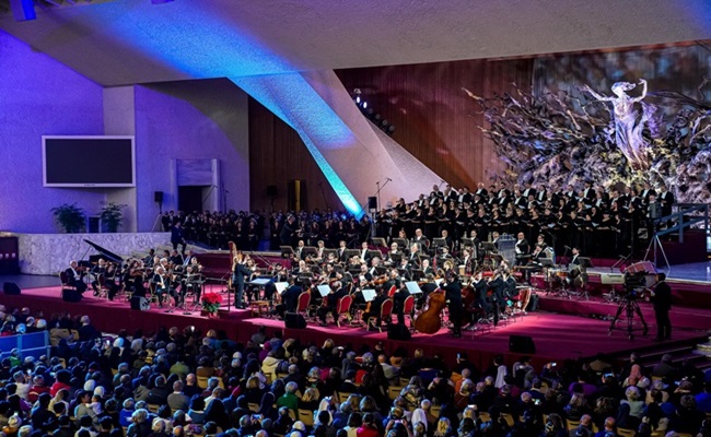 Sold out in Vaticano per il tradizionale concerto dedicato ai più bisognosi, ospiti d’onore dell’evento, sostenuto da Papa Francesco