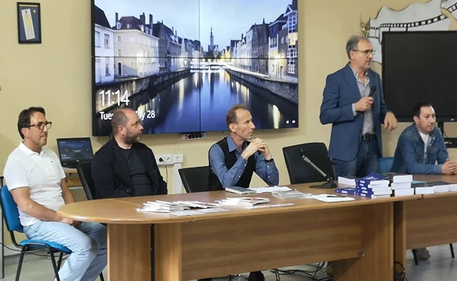 I chimici del cuoio consegnano libri al Ronca di Solofra, a presiedere l’ex ricercatore di brand Franco Alderighi per incentivare i futuri esperti