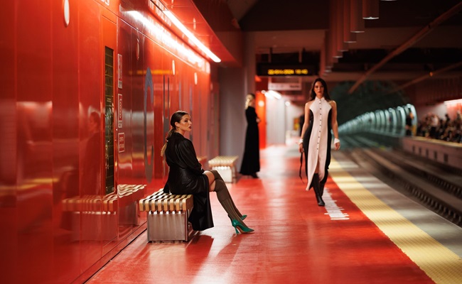 La moda di Roberta Bacarelli nella Metropolitana dell’Arte. Trecento invitati, venti modelle e 70 capi moda per un evento unico e site specifico