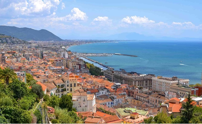 Luci d’Artista e Presepi Artigianali: Salerno e Napoli Brillano tra le mete del Natale segnalate da Trainline